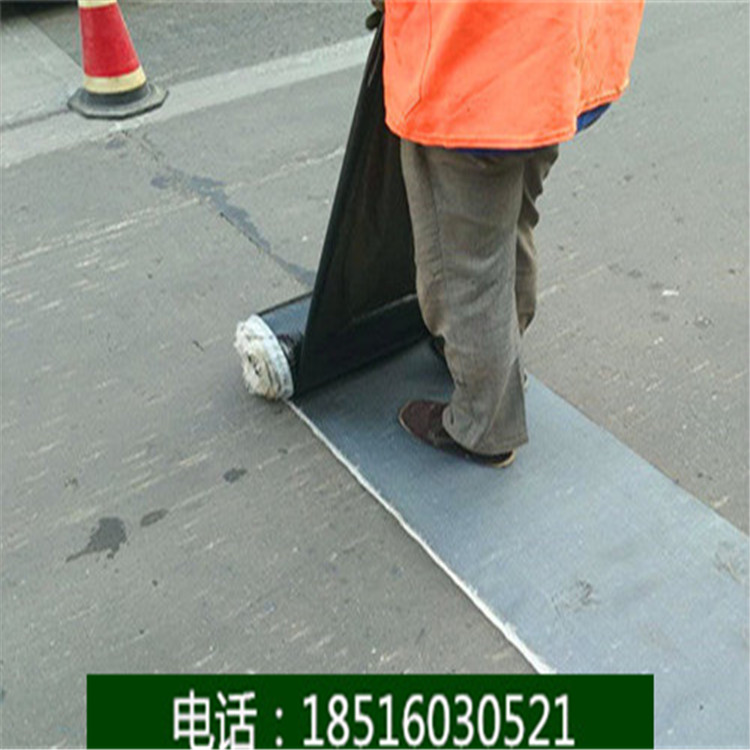 守护道路生命线 探析公路加宽与养护中的抗裂贴应用与实践